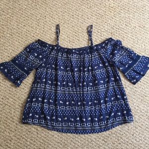 Off the shoulder peasant top w/ adjustable straps!